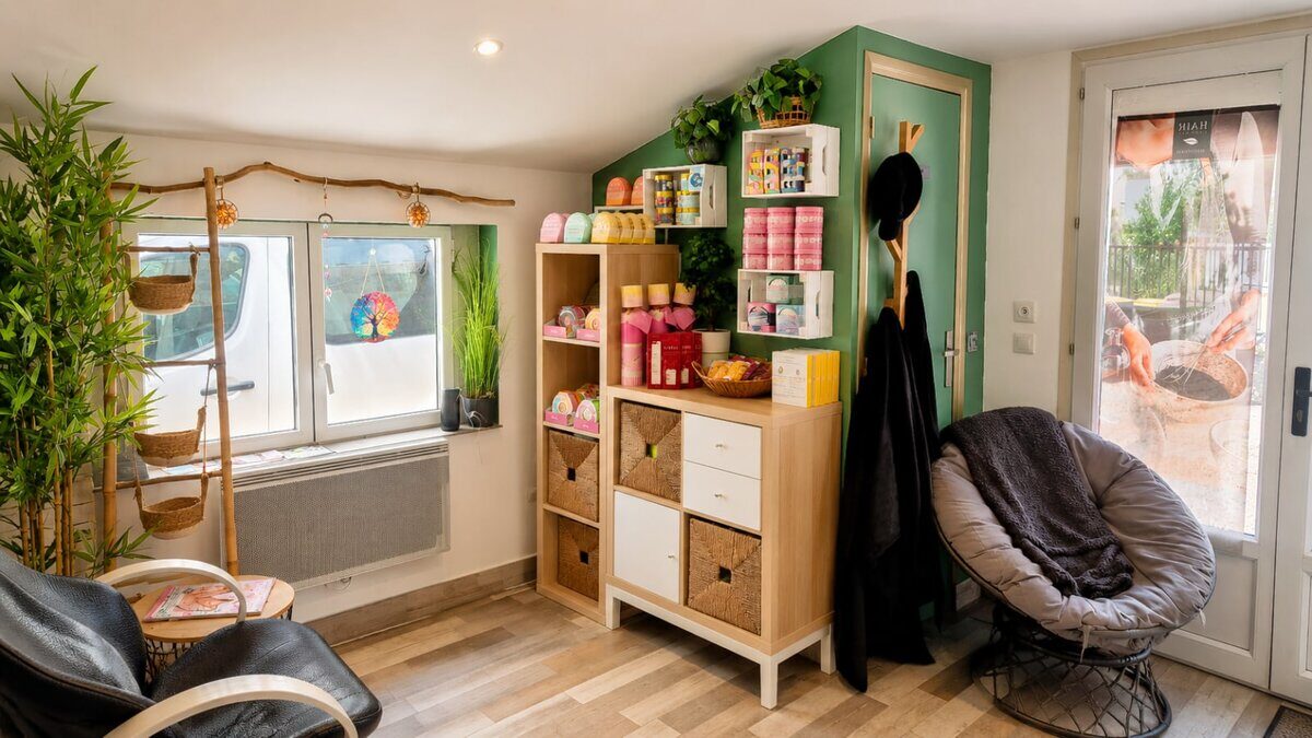 Coin accueil et boutique du salon Myst Hair, avec son fauteuil rond