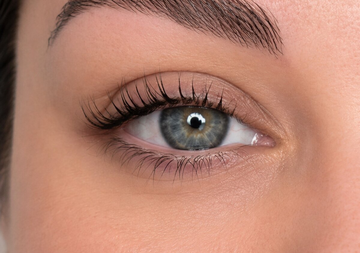 Cils intensifiés au mascara semi-permanent